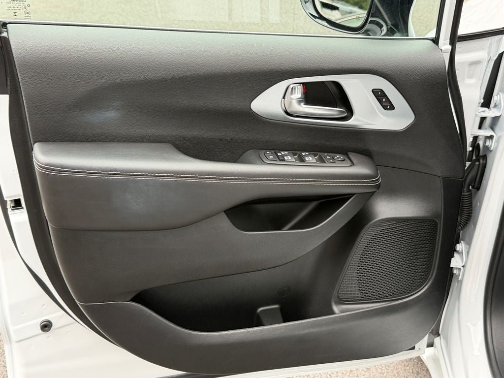 Used 2026 Chrysler Pacifica Limited FWD image 19