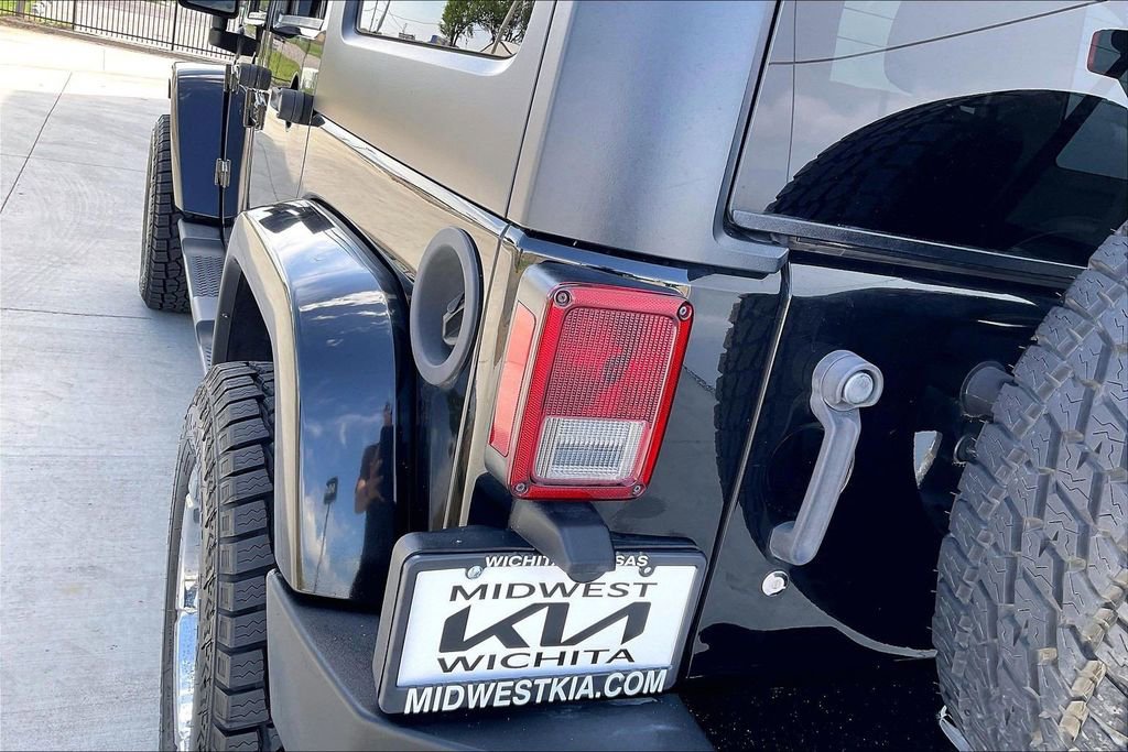 Used 2016 Jeep Wrangler Unlimited Sahara w/ Connectivity Group image 27