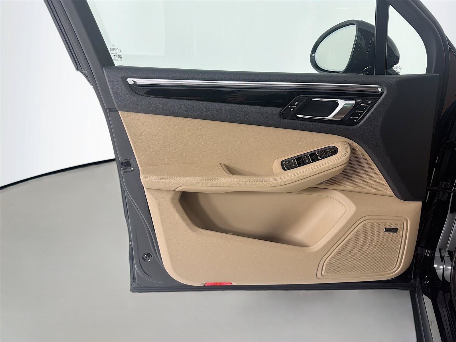 Certified 2026 Porsche Macan AWD/4WD image 6