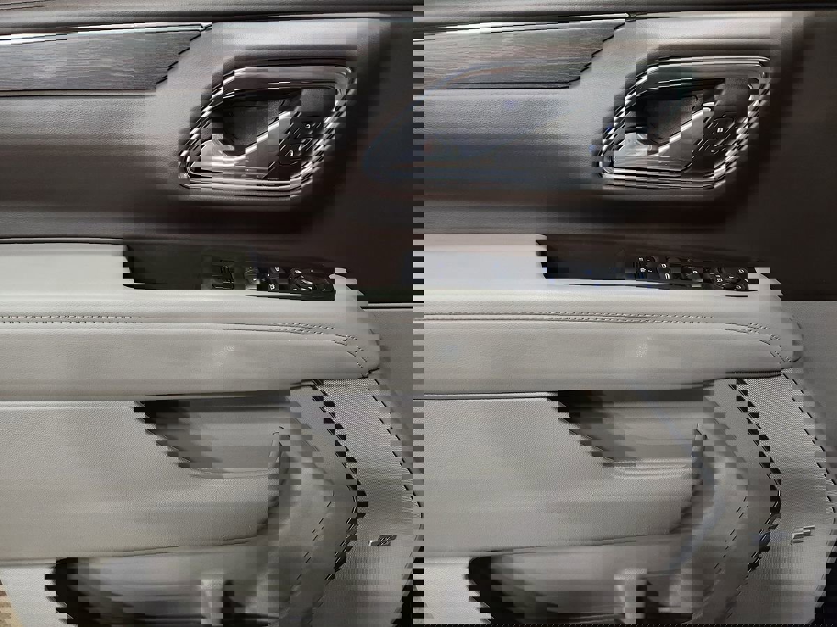 Used 2024 Chevrolet Tahoe Z71 w/ Luxury Package AWD/4WD image 44