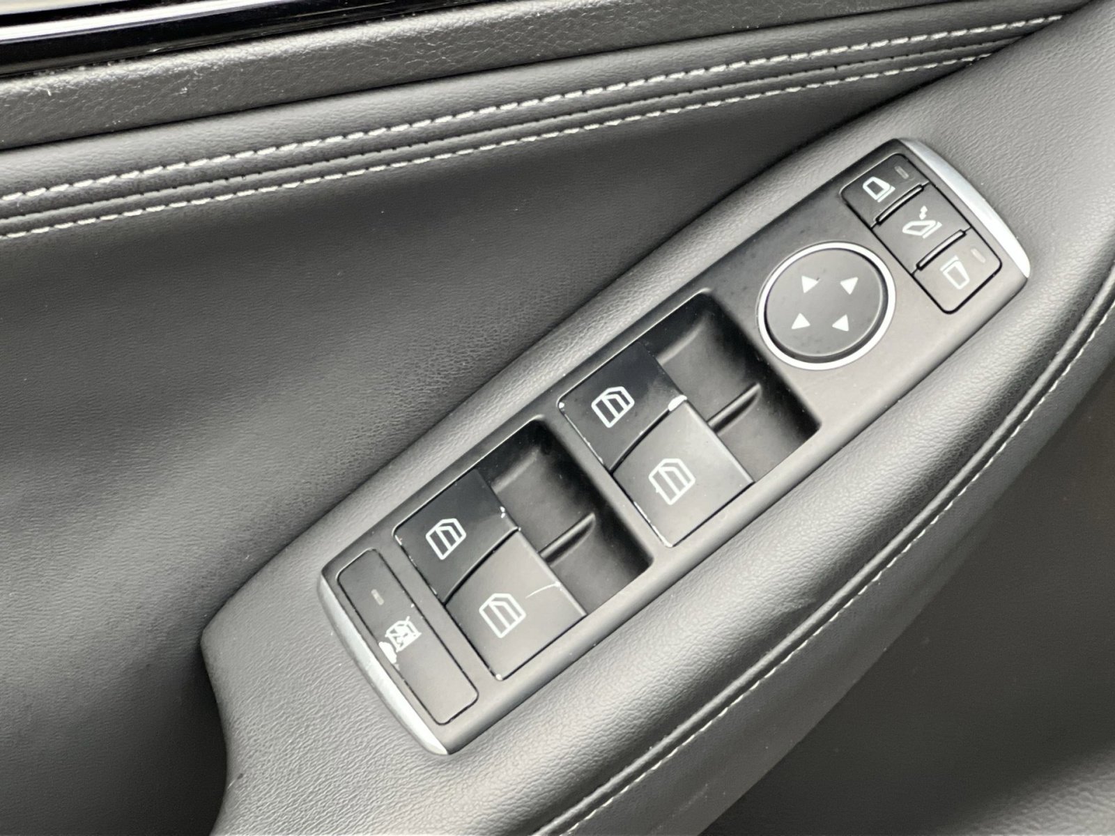 Used 2017 INFINITI QX30 AWD image 12