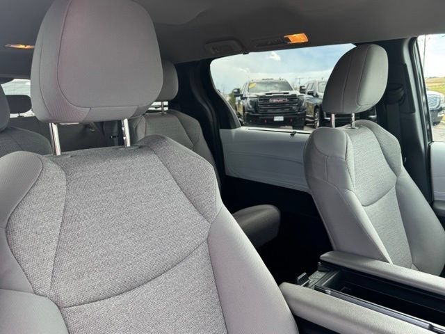 Used 2026 Toyota Sienna LE AWD/4WD image 26