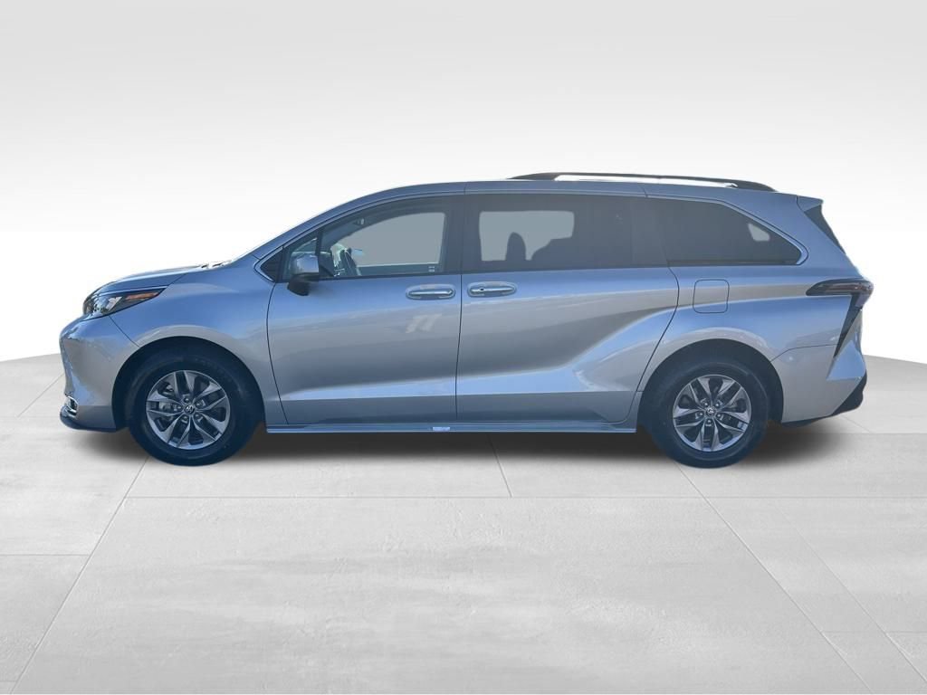 Used 2024 Toyota Sienna XLE image 2