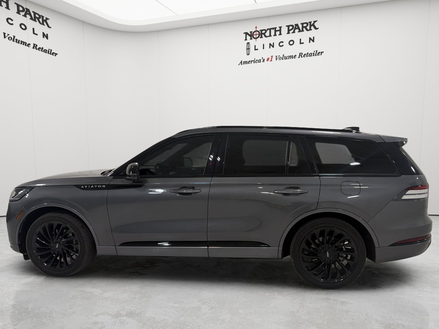 Used 2025 Lincoln Aviator Reserve w/ Jet Appearance Package RWD image 2