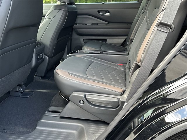 New 2025 Nissan Pathfinder Platinum image 16