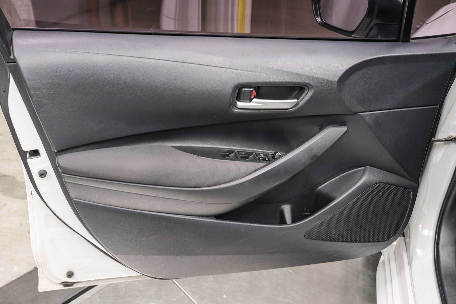 Used 2021 Toyota Corolla LE w/ Carpet Mat Package (TMS) FWD image 25