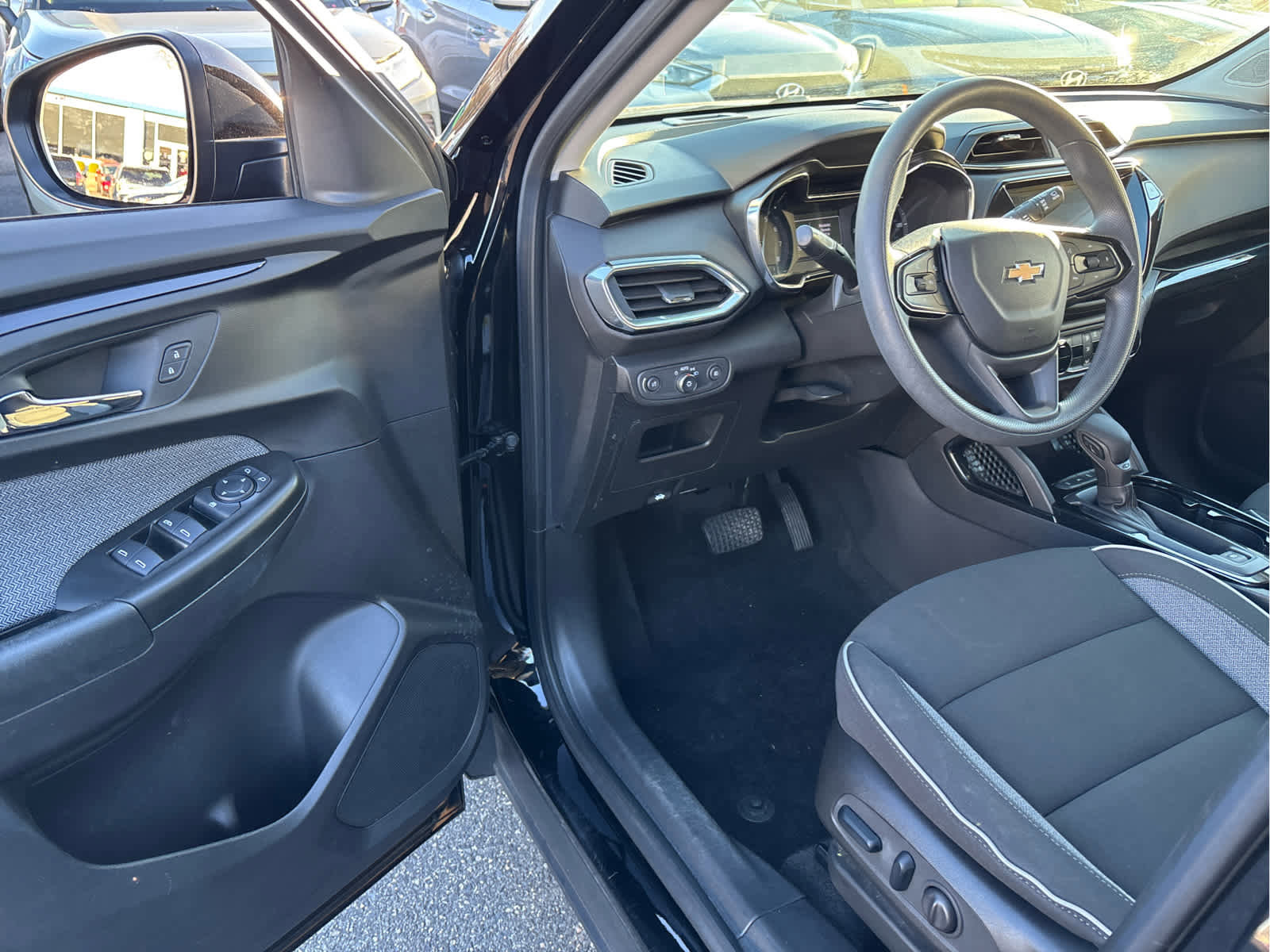 Certified 2023 Chevrolet TrailBlazer LT w/ Convenience Package FWD image 8