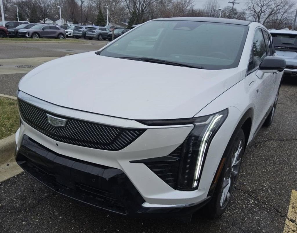 Used 2025 Cadillac Optiq Luxury 2 w/ LPO, Floor Liner Package image 1