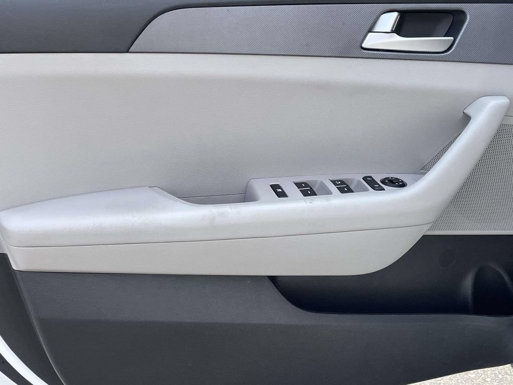 Used 2017 Hyundai Sonata SE FWD image 13