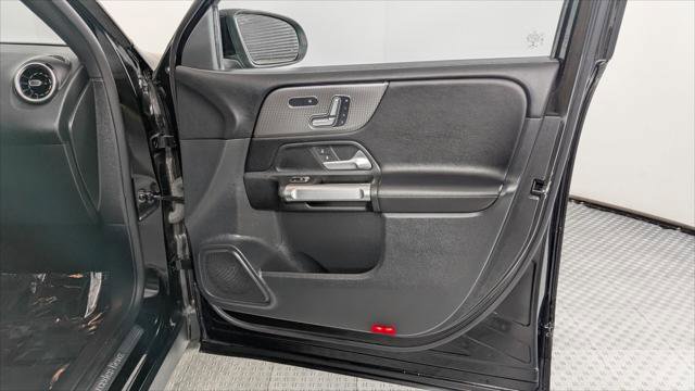 Used 2022 Mercedes-Benz GLB 250 w/ Premium Package image 22