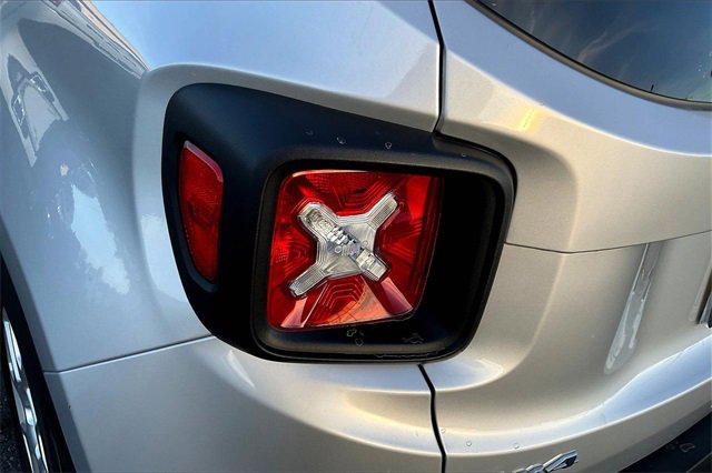 Used 2019 Jeep Renegade Latitude w/ Popular Equipment Group image 31