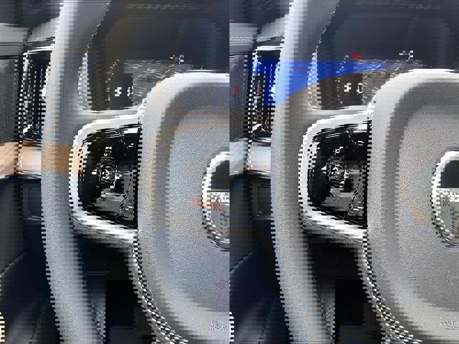 New 2026 Volvo XC90 T8 Ultra w/ Protection Package image 17