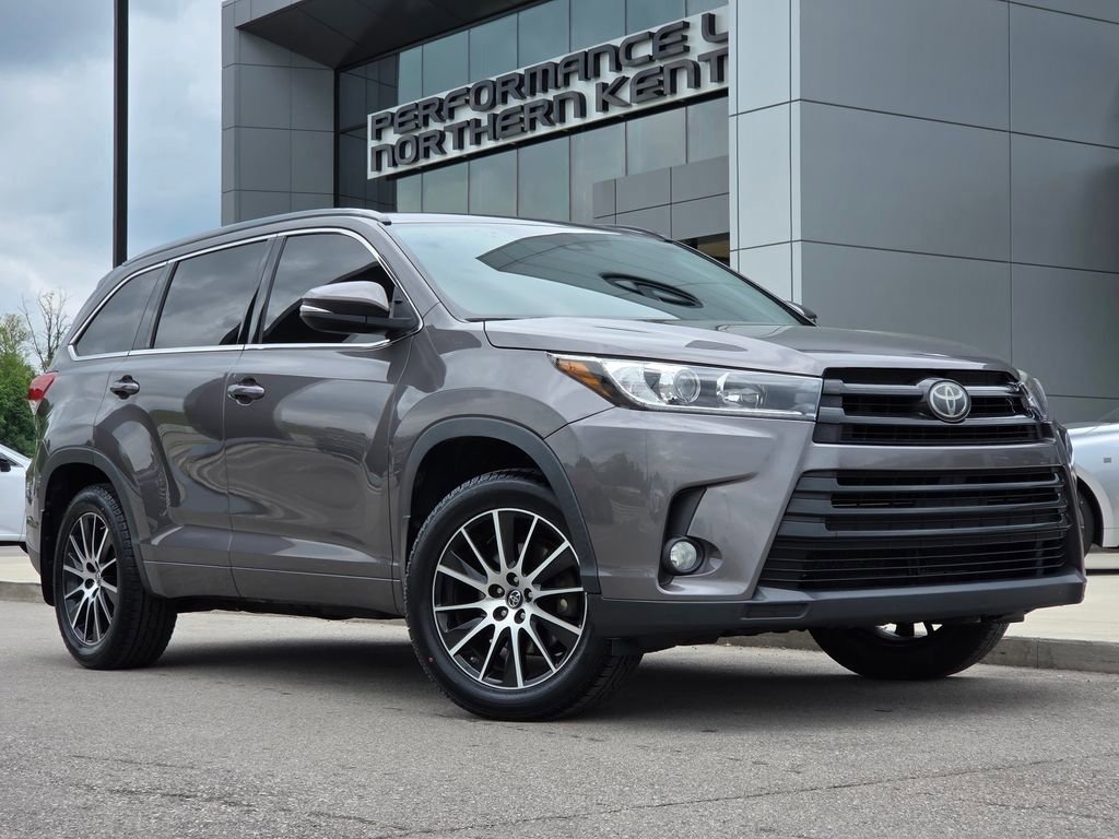 Used 2017 Toyota Highlander SE AWD/4WD image 2