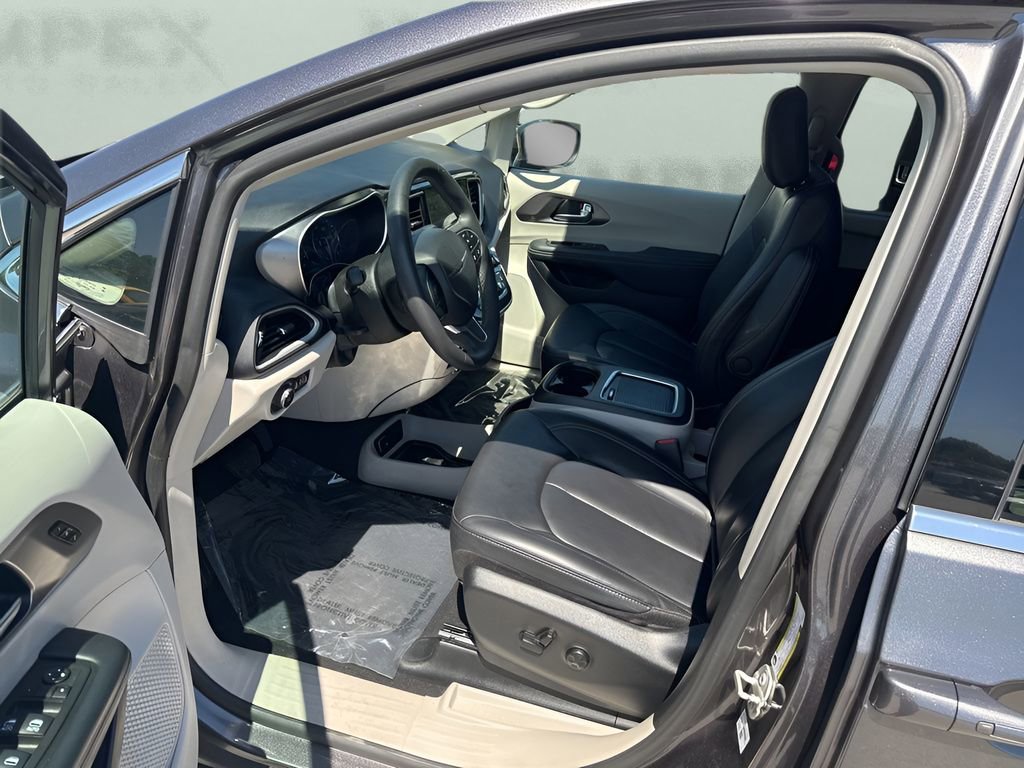 Used 2023 Chrysler Pacifica Touring-L image 9