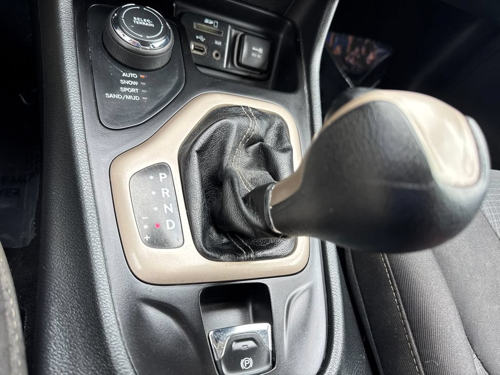 Used 2015 Jeep Cherokee Latitude w/ Cold Weather Group AWD/4WD image 28