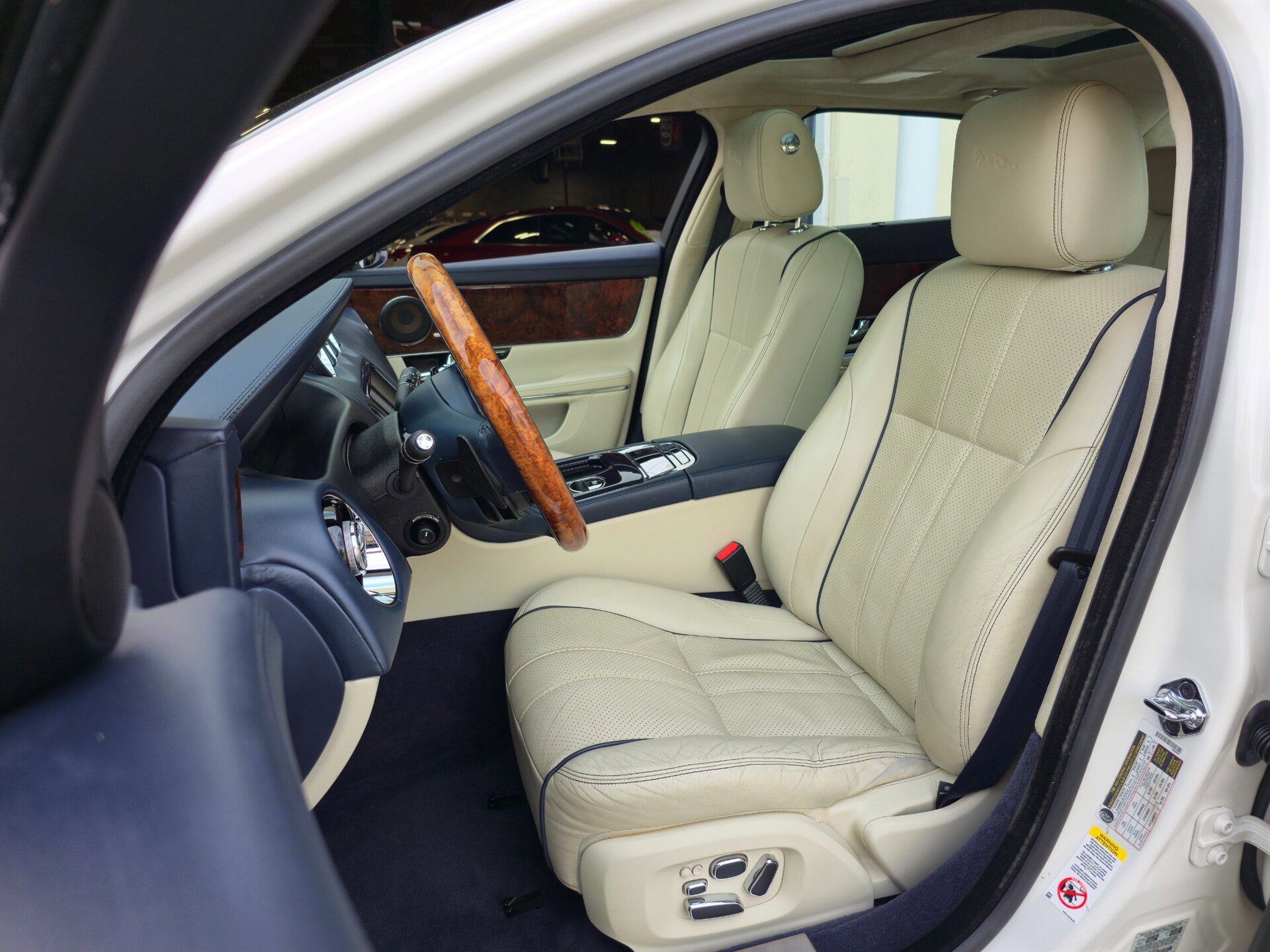 Used 2011 Jaguar XJ L RWD image 16