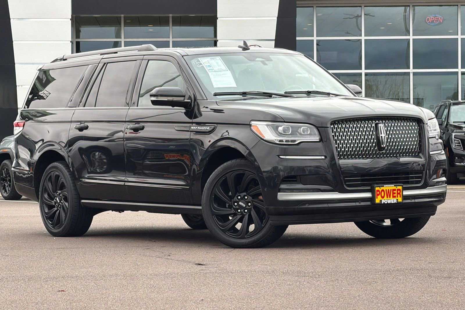 Used 2023 Lincoln Navigator L Reserve AWD/4WD image 2