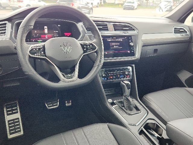 Used 2023 Volkswagen Tiguan SE R-Line FWD image 11