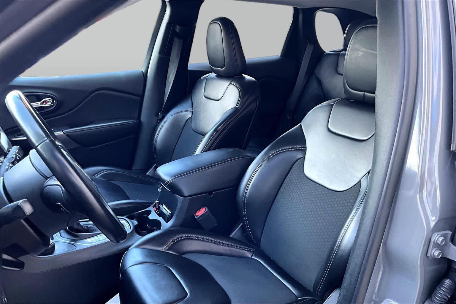 Used 2019 Jeep Cherokee Latitude Plus AWD/4WD image 8
