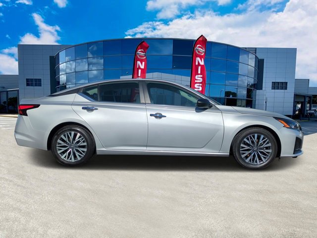 Used 2024 Nissan Altima 2.5 SV image 2