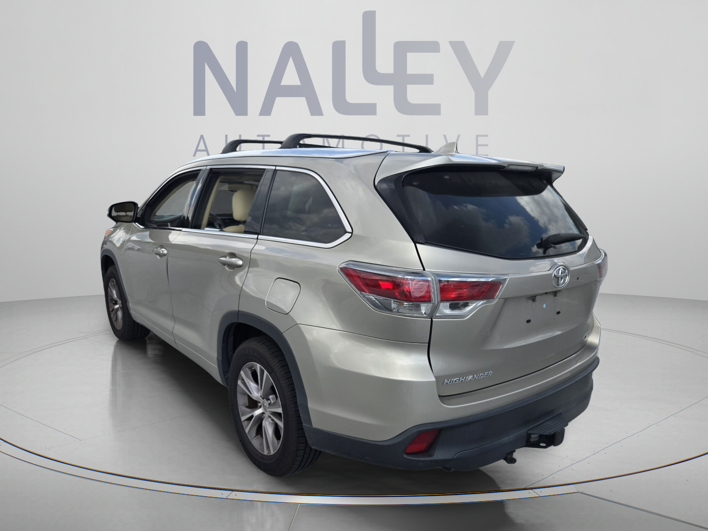Used 2014 Toyota Highlander XLE FWD image 3