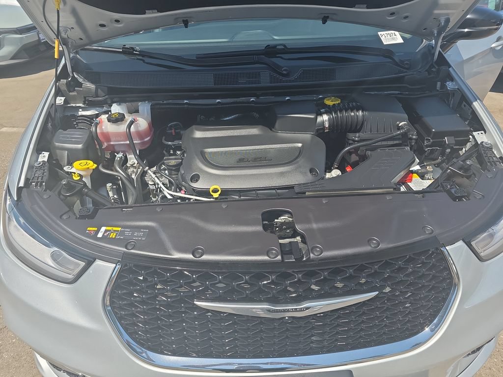 Used 2024 Chrysler Pacifica Touring-L FWD image 20