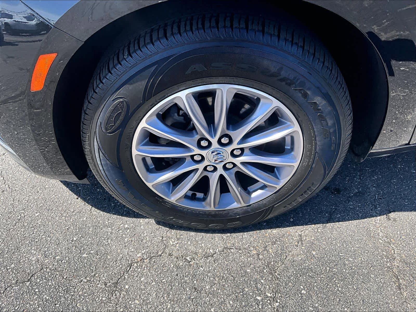 Used 2023 Buick Enclave Essence AWD/4WD image 7