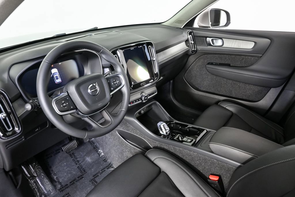Certified 2025 Volvo XC40 B5 Plus image 6