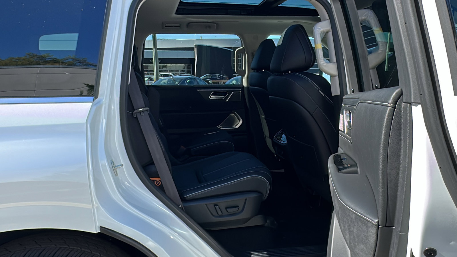 New 2025 INFINITI QX80 Sensory image 10