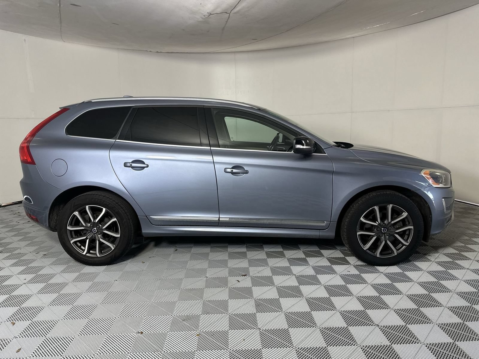 Used 2017 Volvo XC60 T6 Dynamic w/ Advanced Package AWD/4WD image 9