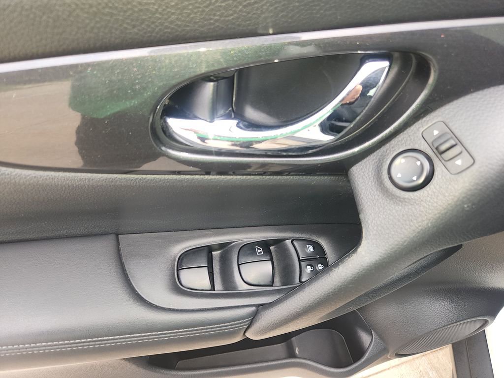 Used 2017 Nissan Rogue SV AWD/4WD image 28