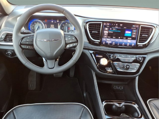 Used 2025 Chrysler Pacifica Limited FWD image 11