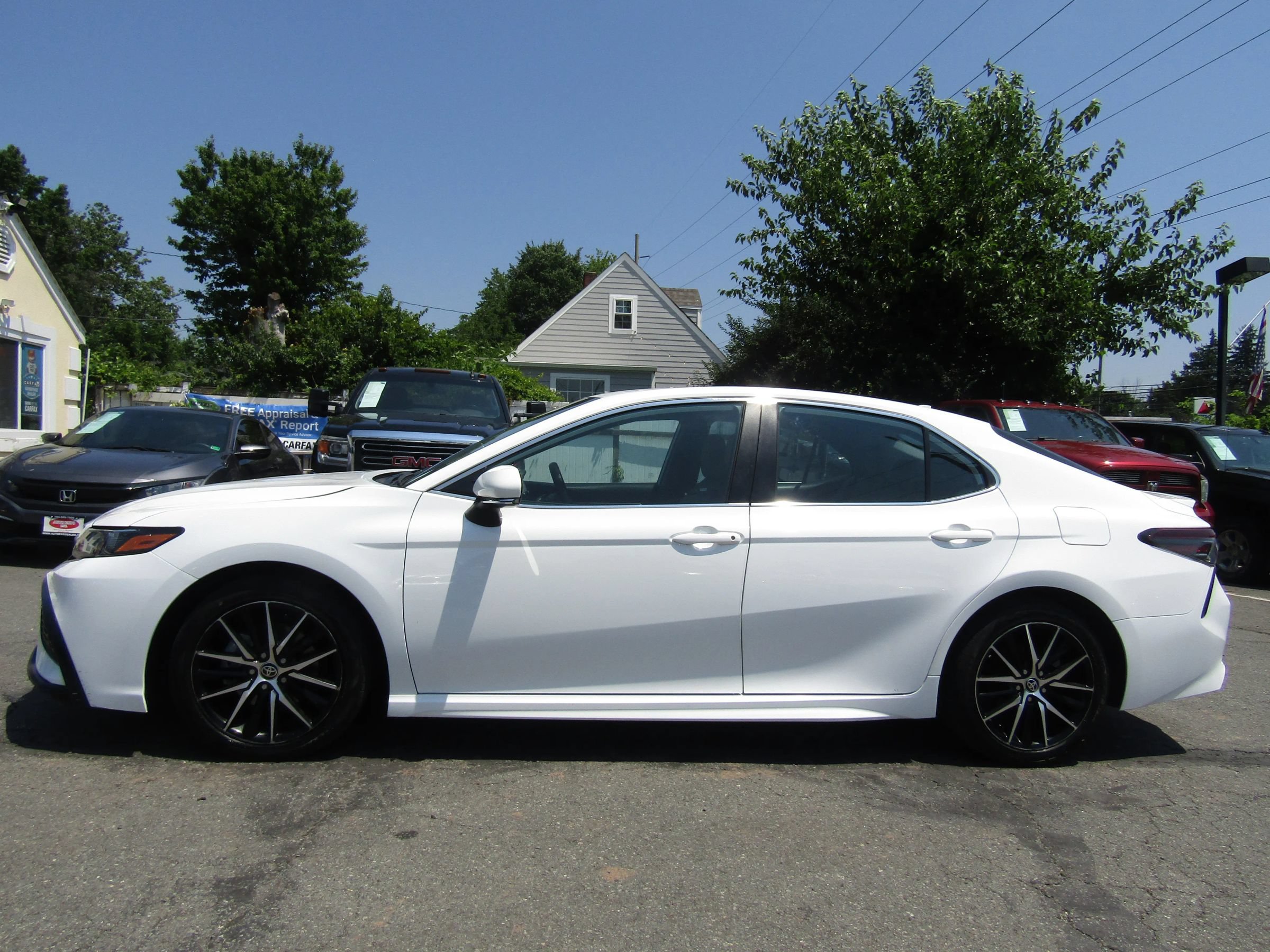 Used 2023 Toyota Camry SE FWD image 4