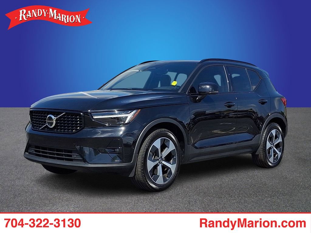 Used 2024 Volvo XC40 B5 Plus image 1