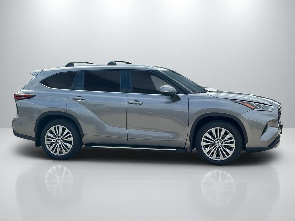 Certified 2025 Toyota Highlander Platinum AWD/4WD image 4