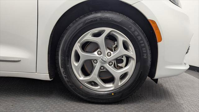 Used 2023 Chrysler Pacifica Limited FWD image 31