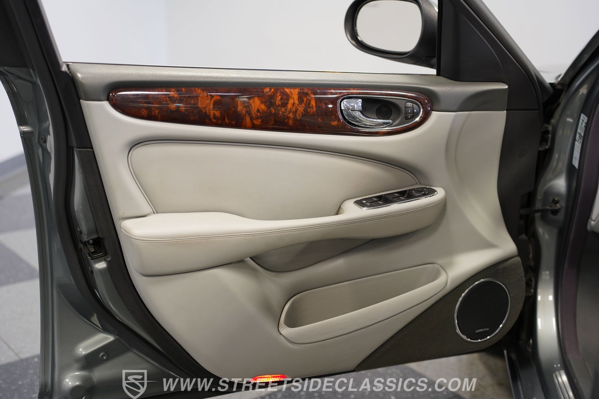 Used 2004 Jaguar XJ8 image 37