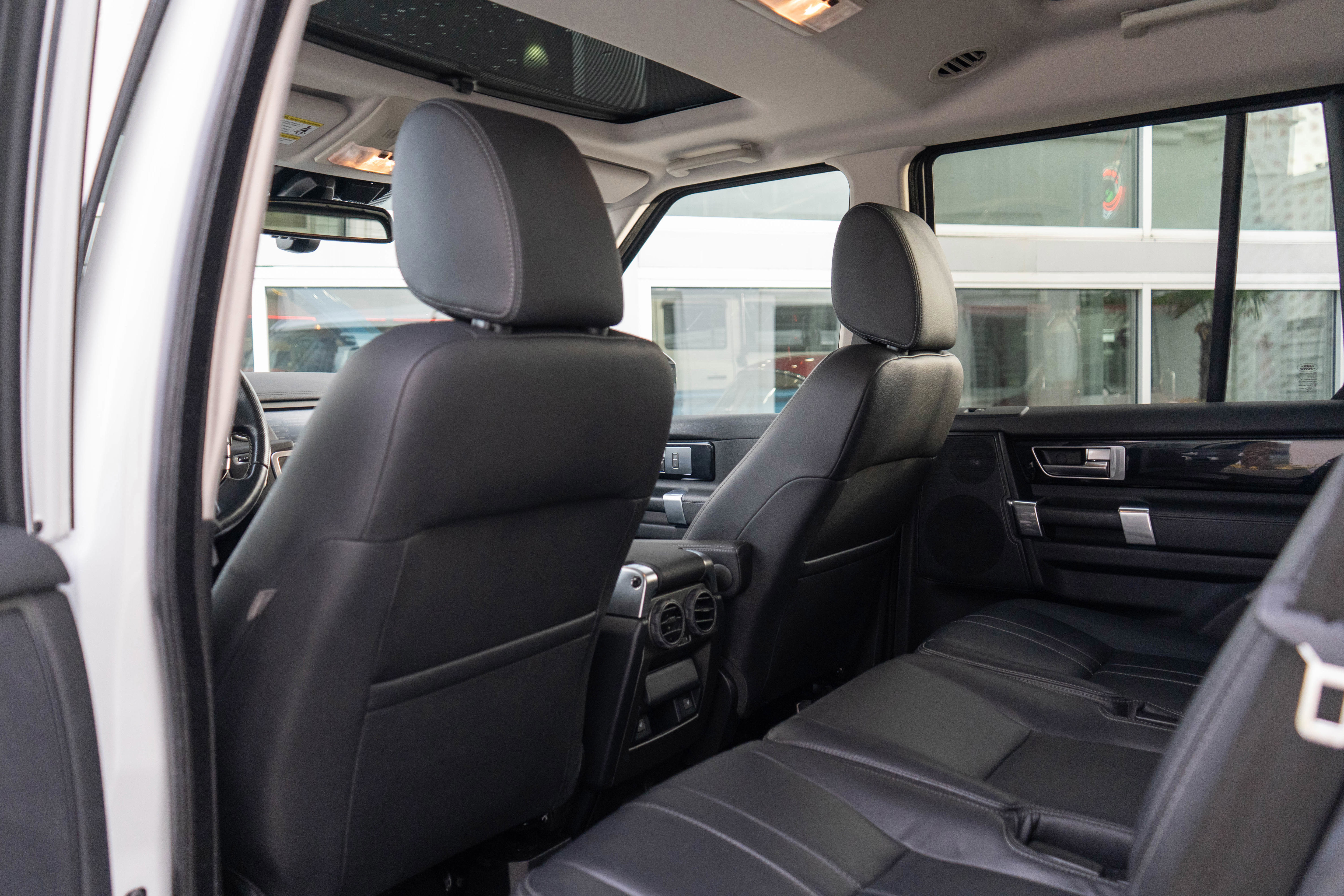 Used 2016 Land Rover LR4 HSE Silver Edition AWD/4WD image 25