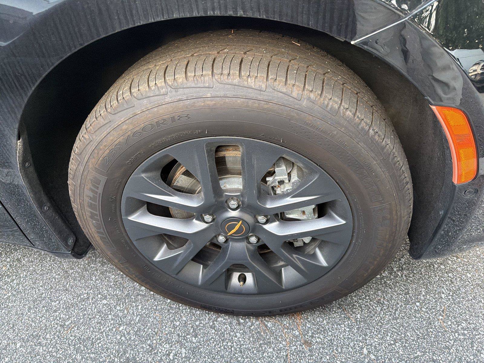 Used 2024 Chrysler Pacifica Limited w/ Uconnect Theater Family Group FWD image 9