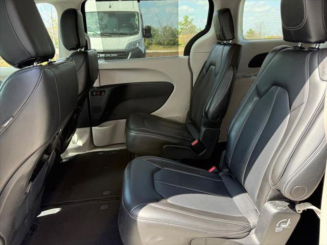 Certified 2023 Chrysler Pacifica Touring-L image 11