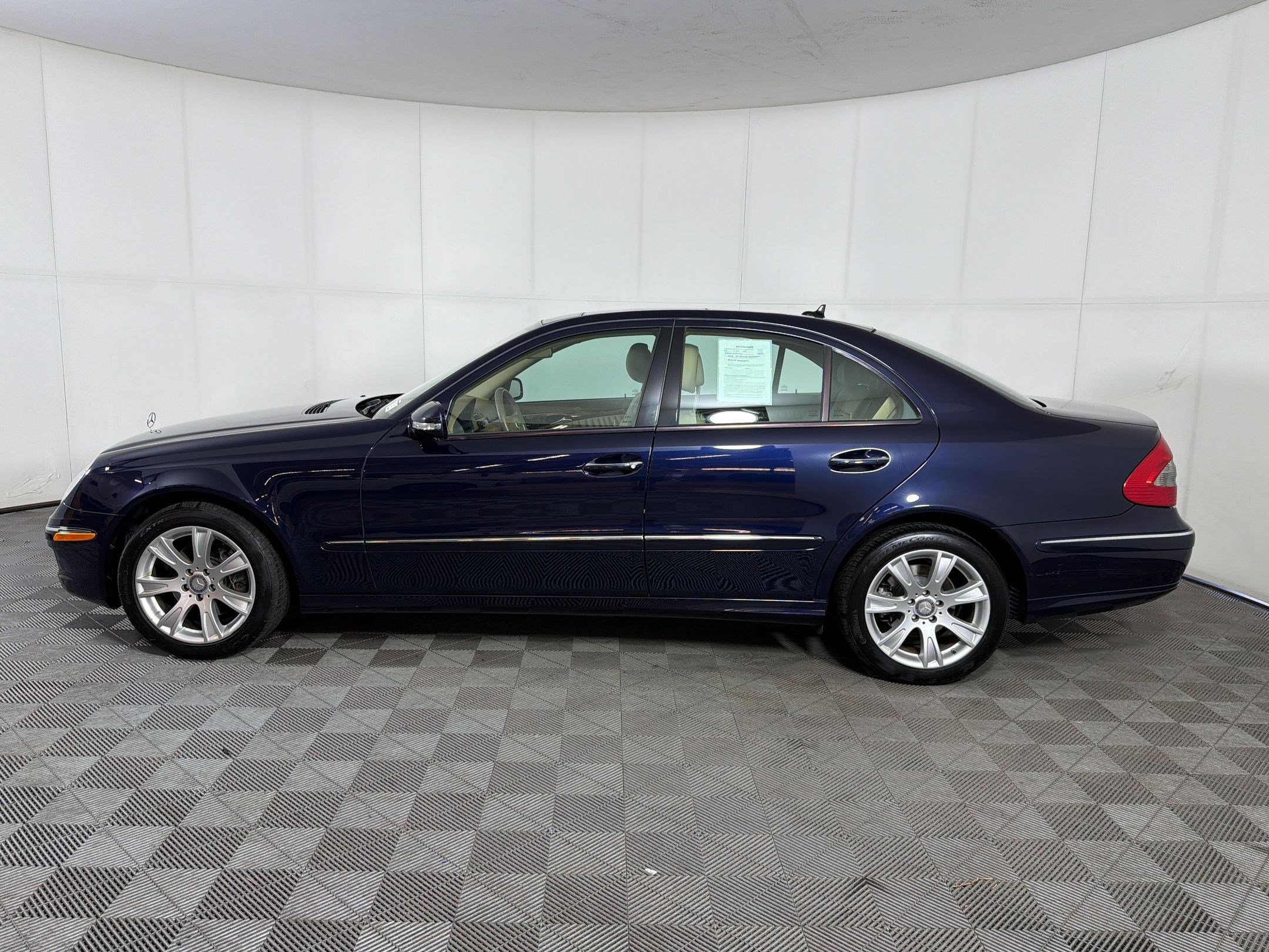 Used 2009 Mercedes-Benz E 350 4MATIC Sedan image 2