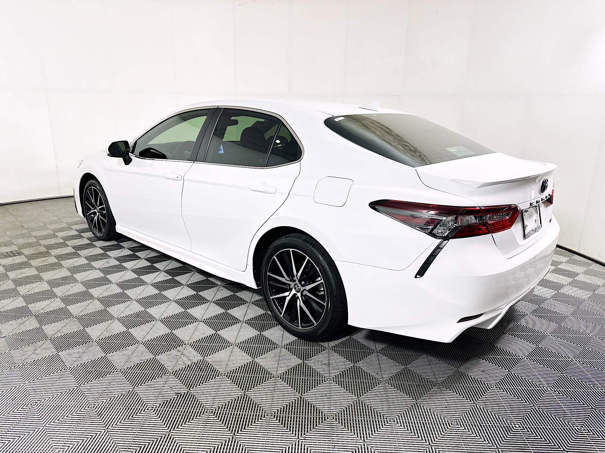 Used 2024 Toyota Camry SE FWD image 5