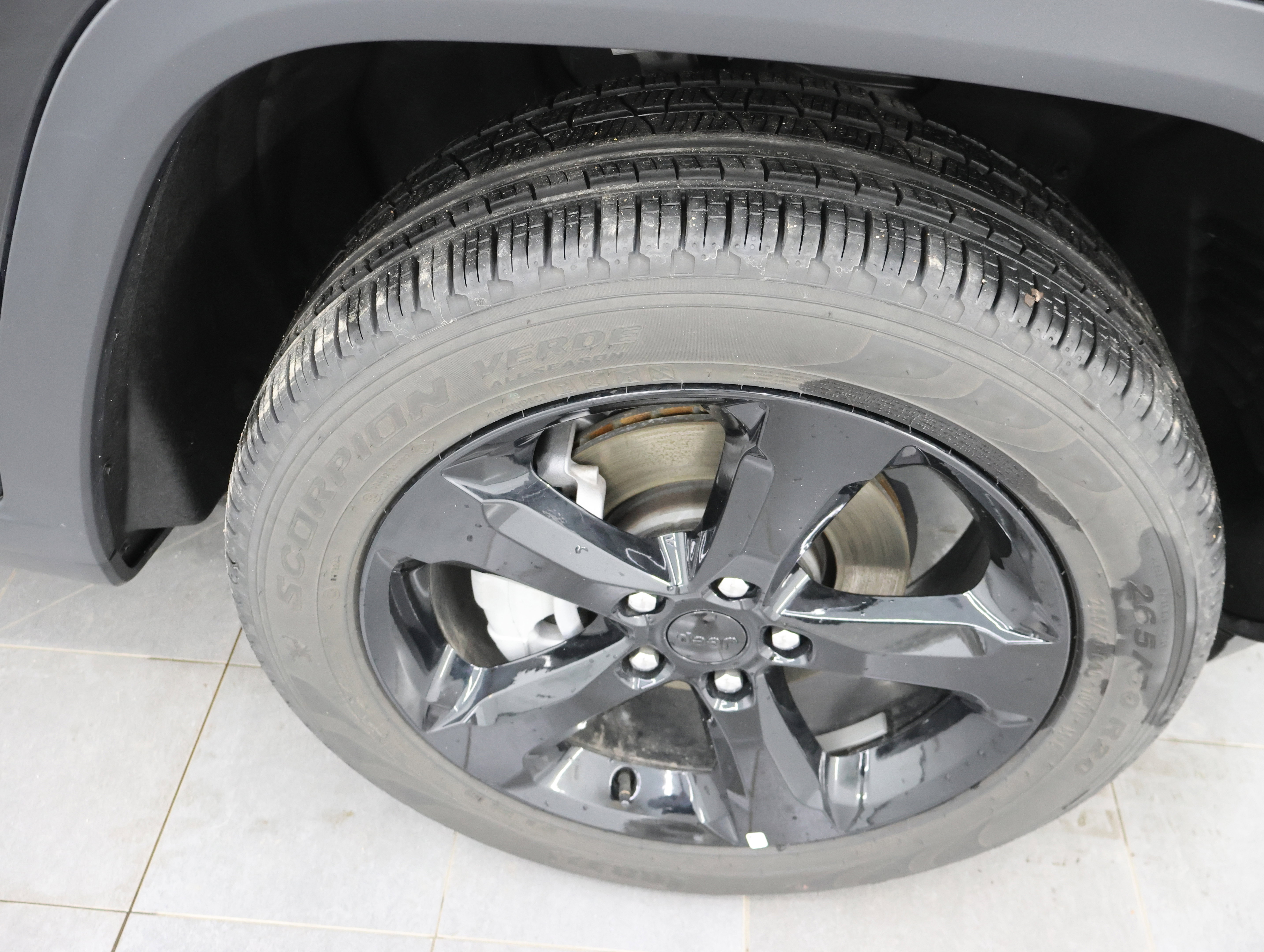 Used 2025 Jeep Grand Cherokee Limited w/ Luxury Tech Group II image 3