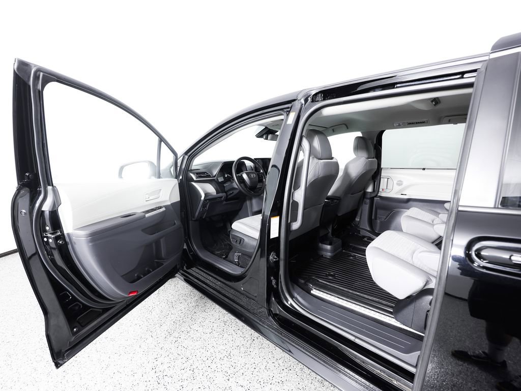 Used 2023 Toyota Sienna LE AWD/4WD image 16