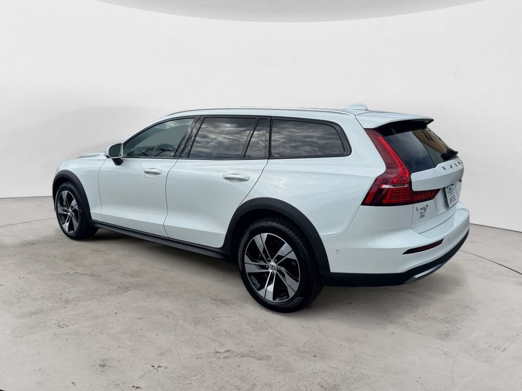 Certified 2025 Volvo V60 B5 Cross Country Plus AWD/4WD image 4