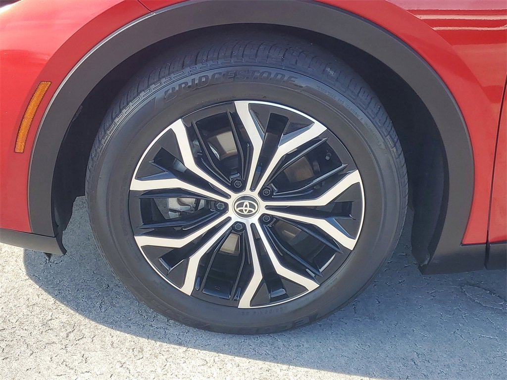 Used 2023 Toyota Crown Limited image 4