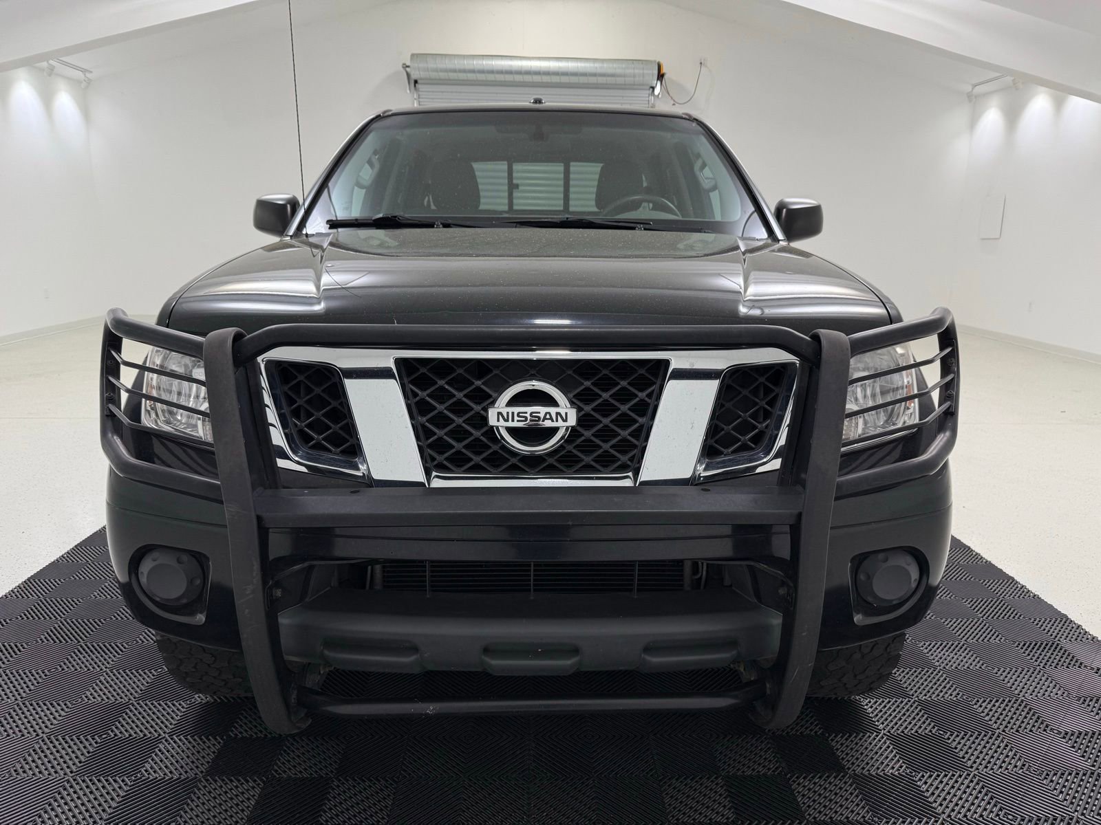 Used 2016 Nissan Frontier SV image 2