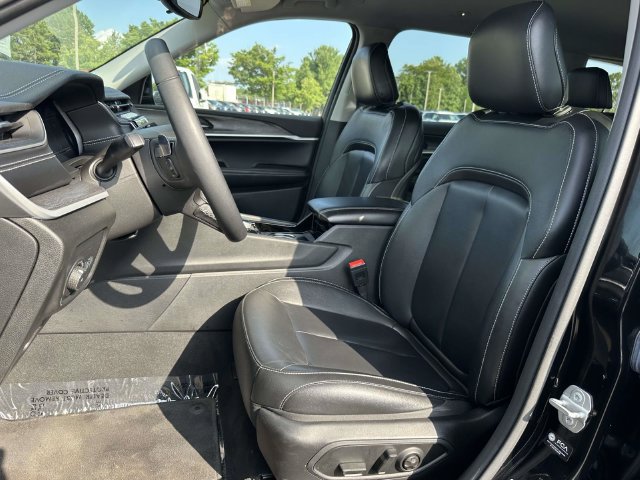 Used 2023 Jeep Grand Cherokee L Limited w/ Black Appearance Package AWD/4WD image 16