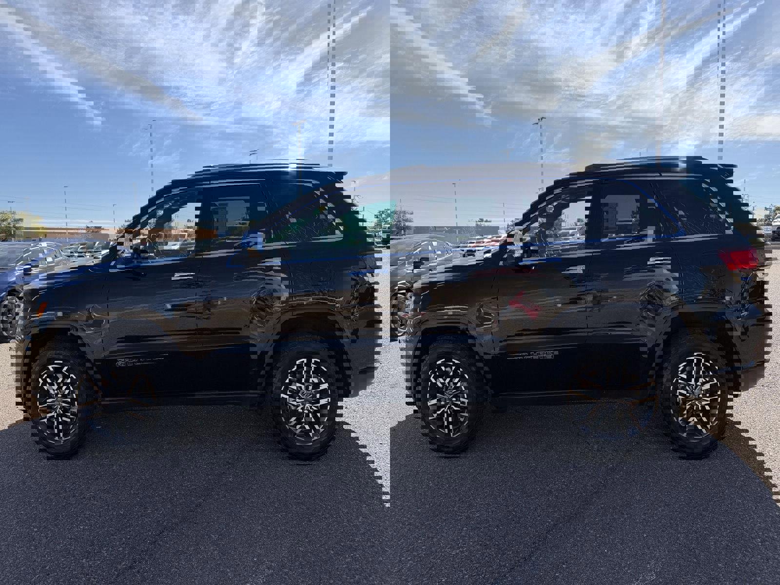 Used 2021 Jeep Grand Cherokee Limited w/ Luxury Group II image 2