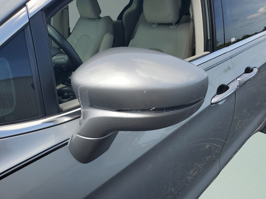 Used 2021 Chrysler Pacifica Touring-L FWD image 27